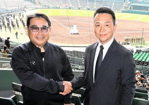 対戦を前に握手する山梨学院の吉田洸二監督(左)と長崎日大の平山清一郎監督=2026年3月18日、阪神甲子園球場、三宅範和撮影