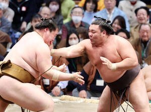 王鵬(左)を攻める霧島(撮影･鈴木正人)　