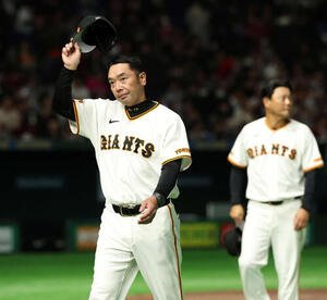 巨人対楽天　オープン戦4連勝でスタンドに帽子を取りあいさつする巨人阿部監督(撮影･浅見桂子)