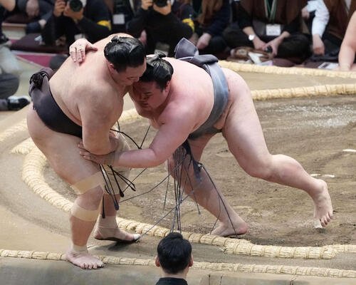 金峰山(右)は朝乃山を寄り切りで破る(撮影･小沢裕)