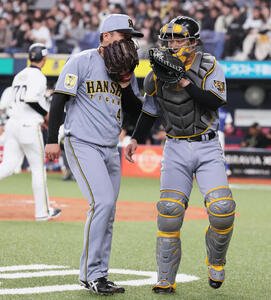 オリックス対阪神　2回裏オリックス攻撃終了、話し合いながらベンチに戻る村上(左)と坂本(撮影･宮崎幸一)