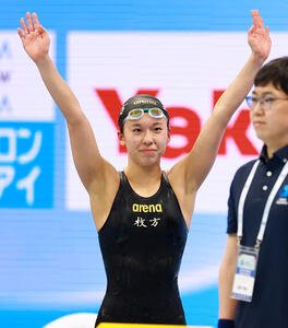 女子1500メートル自由形で優勝し観客の声援に応える梶本一花(撮影･野上伸悟)