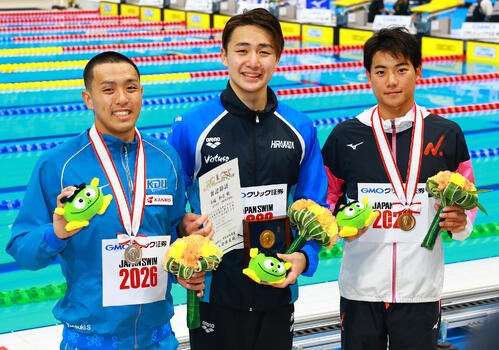 男子800メートル自由形で優勝した今福(中央)は、2位の高木(左)、3位の辻森と喜ぶ(撮影･野上伸悟)
