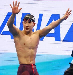 男子50メートル平泳ぎで優勝し喜ぶ大橋(撮影･野上伸悟)