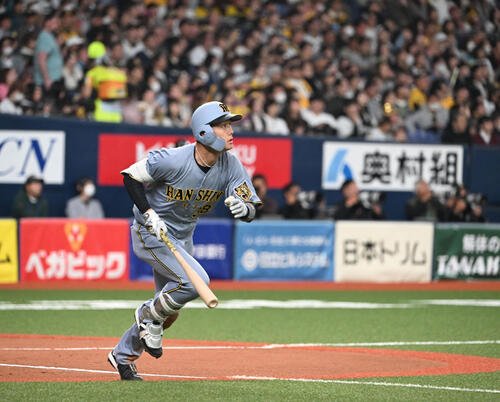 オリックス対阪神　6回表阪神無死、右越え三塁打を放つ小幡(撮影･和賀正仁)