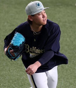 オリックス対阪神　練習でキャッチボールするオリックス宮城(撮影･加藤哉)
