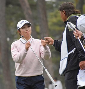 首位に1打差の2位で初日を終えた佐久間朱莉(左)