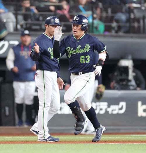 日本ハム対ヤクルト　5回表ヤクルト無死、左中間に本塁打を放ちタッチする増田(撮影･黒川智章)