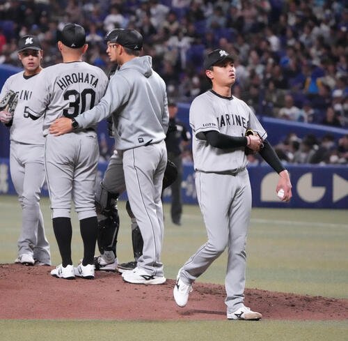 中日対ロッテ　5回裏中日1死満塁、毛利(右)はマウンドを降りる(撮影･森本幸一)