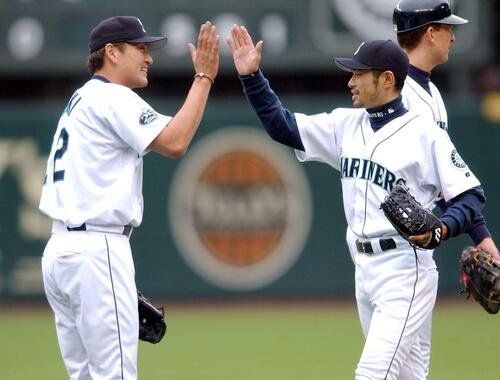 02年4月、レンジャーズ戦で佐々木(左)とハイタッチするイチロー