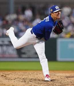 ドジャース対パドレス　力投するドジャース先発の山本(撮影･垰建太)