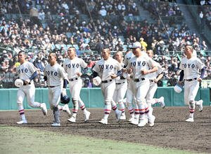 花咲徳栄対東洋大姫路　花咲徳栄に負け肩を落とす東洋大姫路ナイン