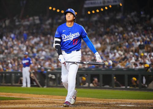 ドジャース対パドレス　5回裏ドジャース無死、空振り三振に倒れ苦笑いの大谷(撮影･垰建太)