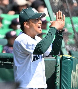 日本文理対高知農　ナインに指示を出す高知農の下坂充洋監督(撮影･石井愛子)