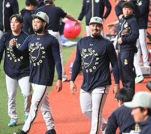 笑顔でチームに合流するオリックス･マチャド(撮影･和賀正仁)