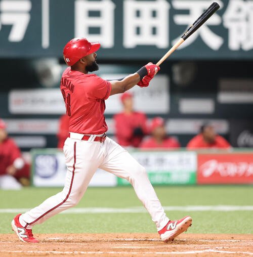 ソフトバンク対広島　4回表広島1死一、二塁、ファビアンは左越えに同点となる3点本塁打を放つ(撮影･梅根麻紀)