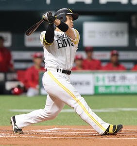 ソフトバンク対広島　1回裏ソフトバンク2死、近藤は右越え二塁打を放つ(撮影･梅根麻紀)