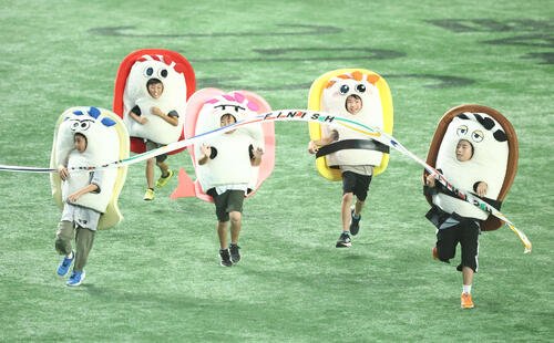 3回裏を終え行われる江戸前すしレース(2025年9月撮影)