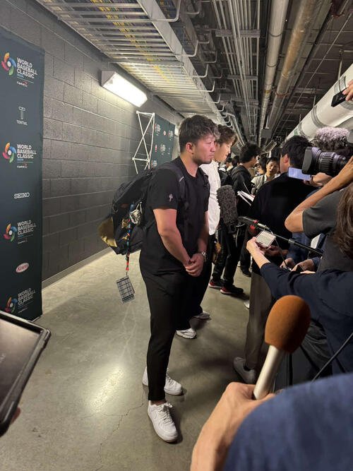 試合後、取材に応じる侍ジャパン鈴木(2026年3月14日撮影)