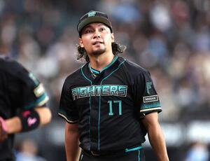 日本ハム対ヤクルト　5回を投げ終え引き揚げる伊藤(撮影･黒川智章)