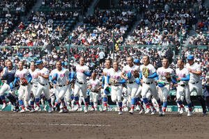 花咲徳栄対東洋大姫路　東洋大姫路に勝利し、笑顔で駆け出す花咲徳栄の選手たち(撮影･前田充)