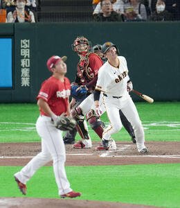 巨人対楽天　6回裏巨人無死一塁、2点本塁打を放つ坂本。投手は泰(撮影･増田悦実)