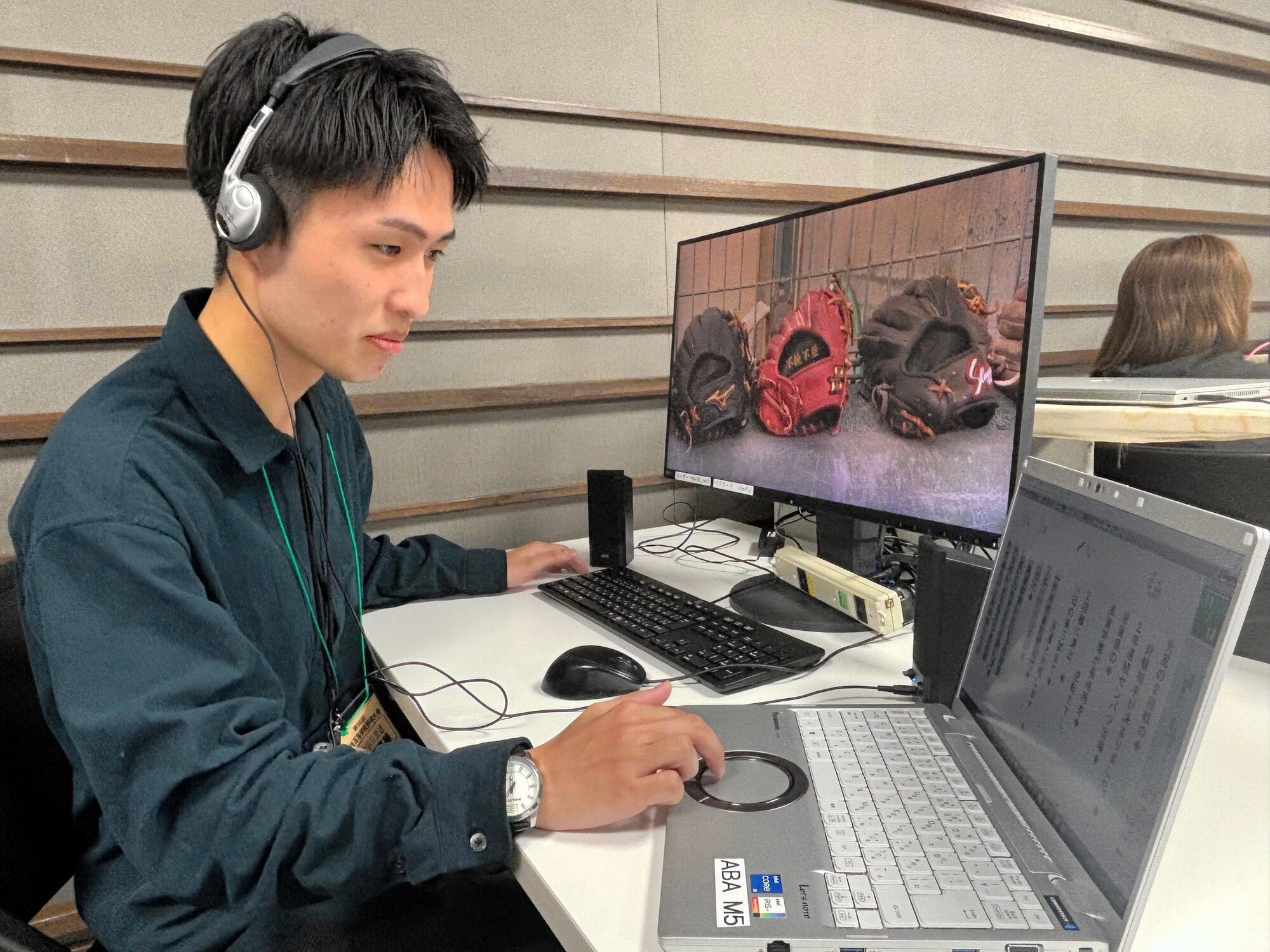 青森の視聴者に届ける八戸学院光星のニュースを編集する筆者=大阪市の朝日放送(ABC)