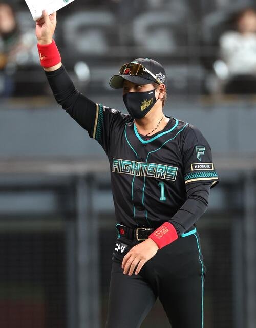 日本ハム対ヤクルト　スタンドに手を振る新庄監督(撮影･黒川智章)