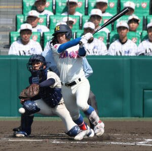 花咲徳栄対東洋大姫路　8回表花咲徳栄1死満塁、鈴木は遊ゴロに倒れるも2打点を挙げる(撮影･上山淳一)