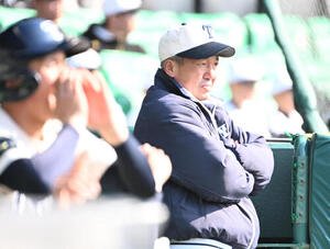 花咲徳栄対東洋大姫路　試合を見守る東洋大姫路･岡田監督(撮影･石井愛子)
