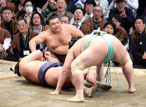 豊昇龍(下)が琴桜に外掛けで敗れ霧島が優勝(撮影･鈴木正人)　