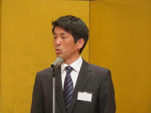 筑波大学蹴球部の第74回全日本大学サッカー選手権大会祝勝会兼創部130周年記念パーティーに出席した同部の小井土正亮監督(撮影･佐藤成)