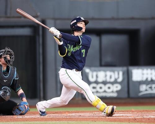 日本ハム対ヤクルト　3回表ヤクルト2死、右越え本塁打を放つ長岡(撮影･黒川智章)