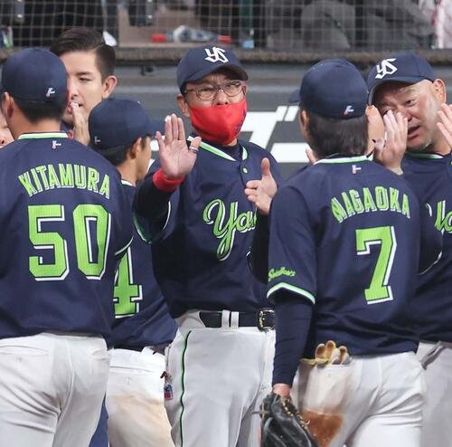 日本ハム対ヤクルト　試合後、ナインを出迎える池山監督(撮影･黒川智章)