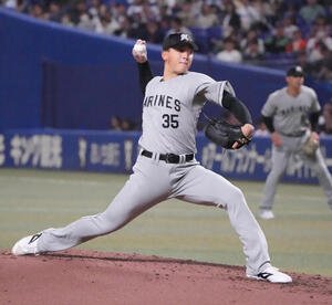 中日対ロッテ　4回裏、力投するロッテ先発の田中(撮影･森本幸一)