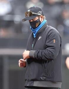 日本ハム対ヤクルト　選手交代を告げる新庄監督(撮影･黒川智章)