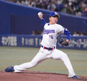 中日対ロッテ　4回表、力投する中日先発の桜井(撮影･森本幸一)