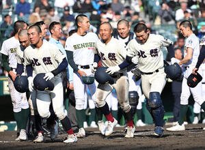 専大松戸対北照　専大松戸に負け肩を落とす北照ナイン(撮影･石井愛子)