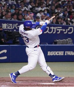 中日対ロッテ　2回裏中日無死、左越え本塁打を放つサノー(撮影･森本幸一)
