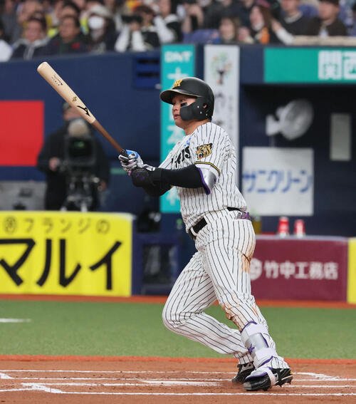 阪神対オリックス　6回裏阪神無死、森下は宮城から左翼へ二塁打を放つ(撮影･宮崎幸一)