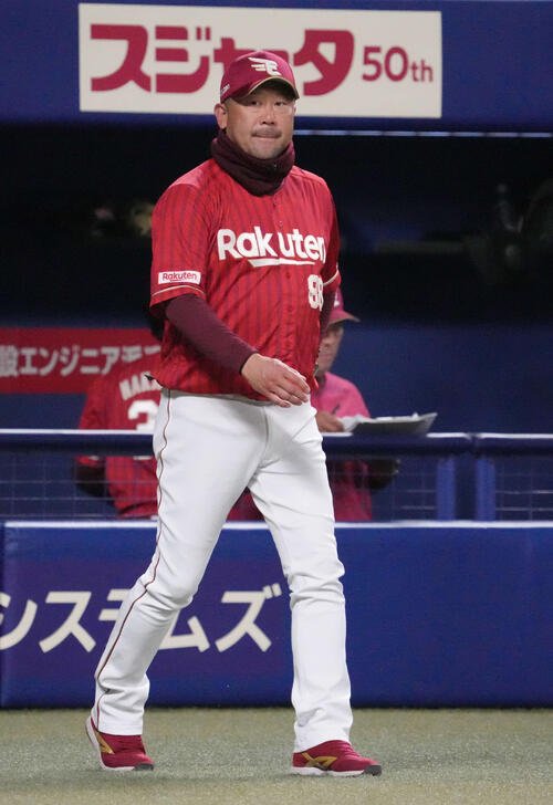 中日対楽天　6回表終了、選手交代を告げる三木監督(撮影･森本幸一)