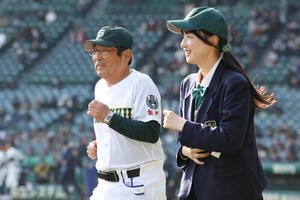 専大松戸対北照　北照に勝利し、応援団へのあいさつに向かう専大松戸･持丸監督(左)(撮影･前田充)