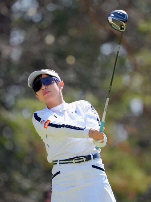 5番、ティーショットを放つ菅沼(撮影･足立雅史)