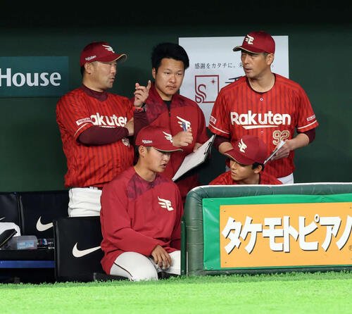 巨人対楽天　5回裏巨人2死満塁のピンチで、楽天三木監督(左)は小野寺コーチ(右)と話し込む(撮影･浅見桂子)