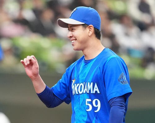 西武対DeNA 3回裏を抑え、笑顔でベンチヘ戻るDeNA平良(撮影･鈴木みどり)