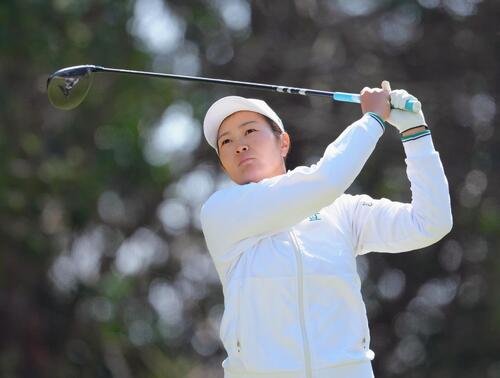 5番、ティーショットを放つ神谷(撮影･足立雅史)