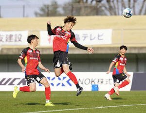 福島対藤枝　後半、ヘディングでゴールを決める福島藤谷(中央)(撮影･江口和貴)