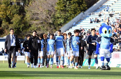 試合後、厳しい表情でグラウンドを回る磐田の選手ら
