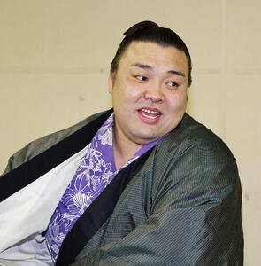 支度部屋で笑顔を見せる霧島