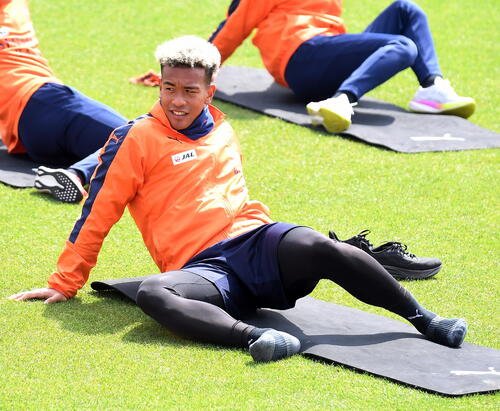 広島戦に向けて体をほぐす清水住吉